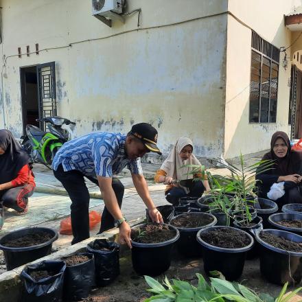 Kegiatan Gotong Royong Bersama Ibu PKK dan Perangkat Desa
